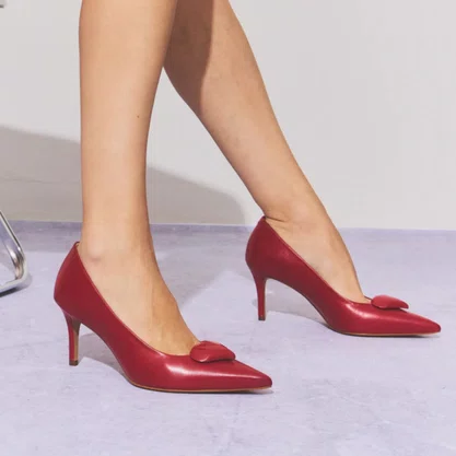 Scarpin Cecconello Feminino Coração Zoe Ouro Couro