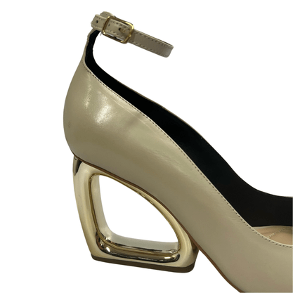 Scarpin Cecconello Feminino Off White Salto Alto Vazado Couro