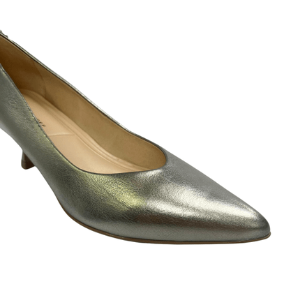 Scarpin Jorge Bischoff Feminino Prata Salto Baixo Couro